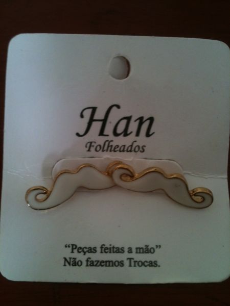 Brinco Bigode Branco